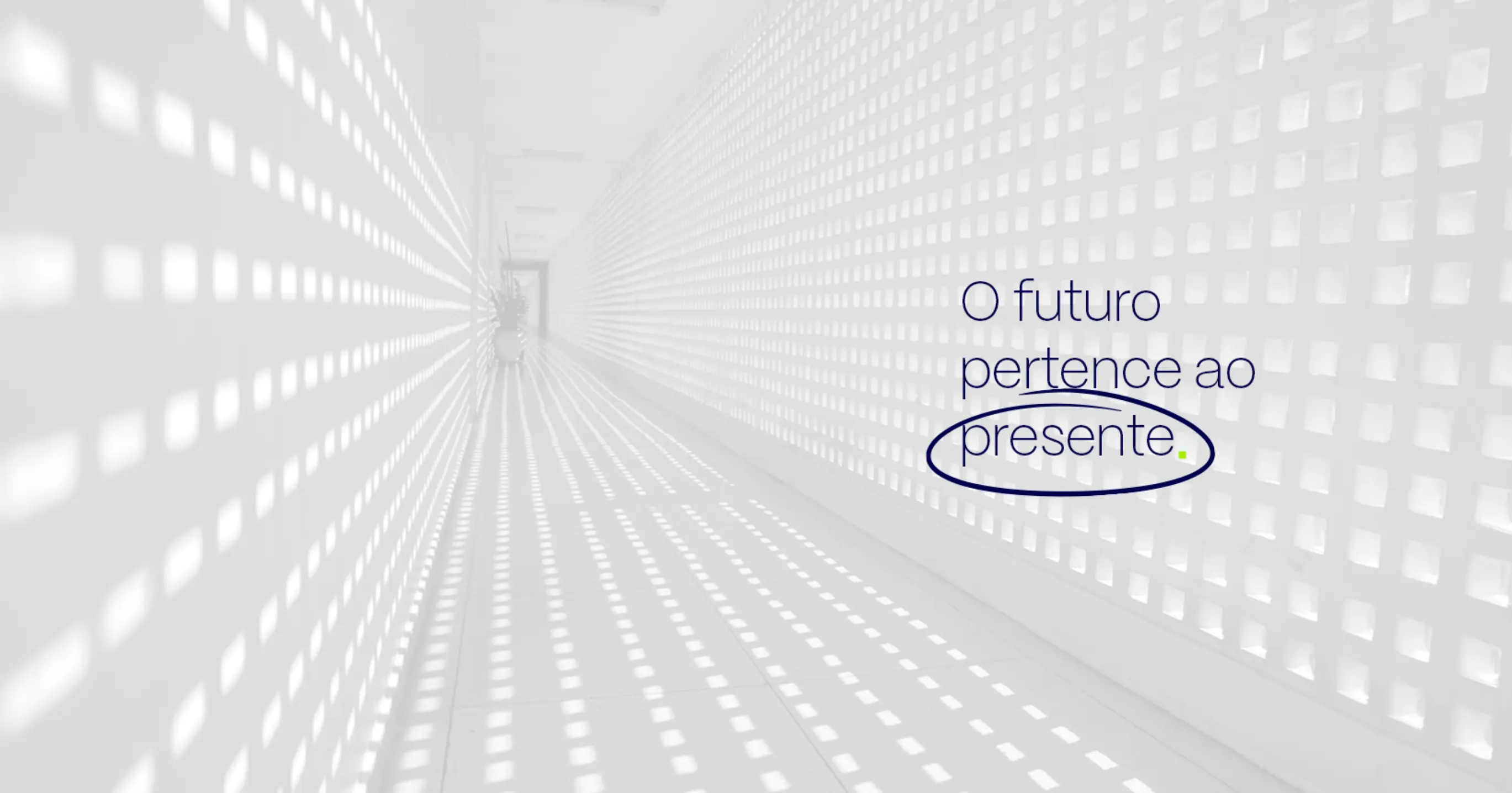 banner com foto de corredor 
        com efeito de opacidade média e uma frase dizendo que: o futuro pertence ao presente